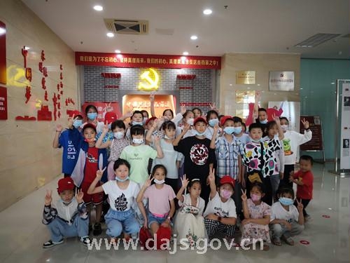 宿迁市部分留守儿童走进宿迁市档案馆 (1)_副本.jpg