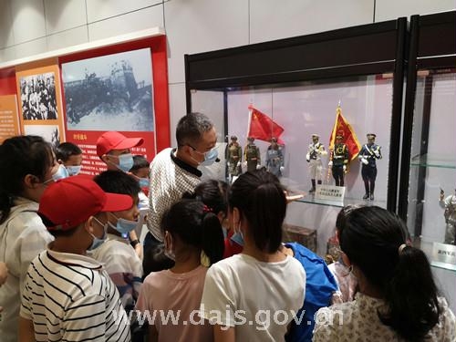 宿迁市部分留守儿童走进宿迁市档案馆 (2)_副本.jpg