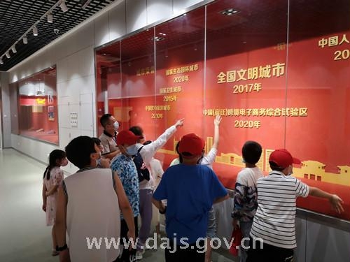 宿迁市部分留守儿童走进宿迁市档案馆 (3)_副本.jpg